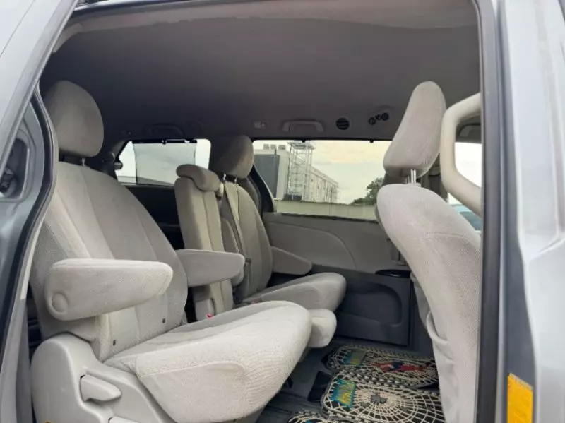 TOYOTA Sienna   - 2011