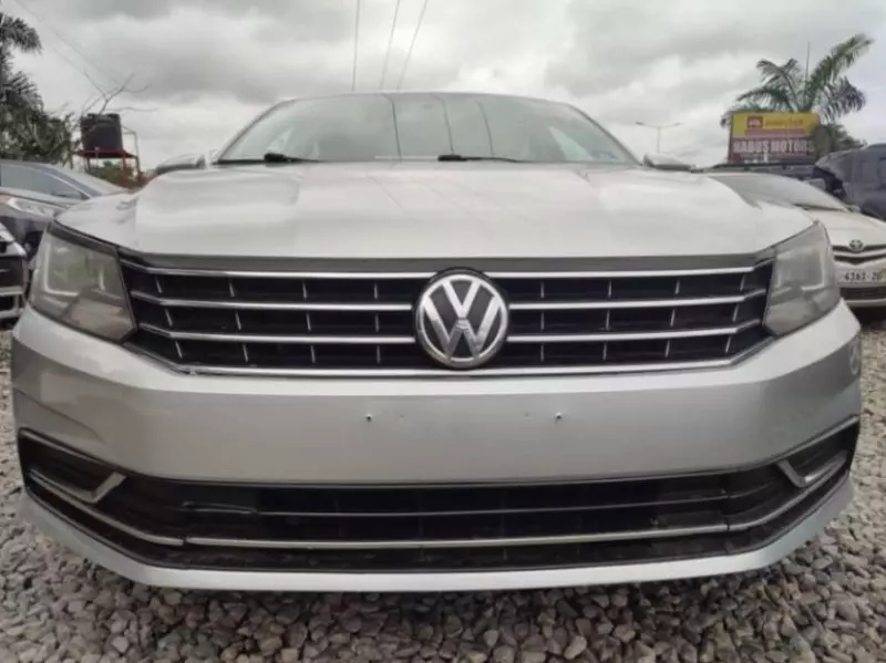 Volkswagen Passat   - 2018