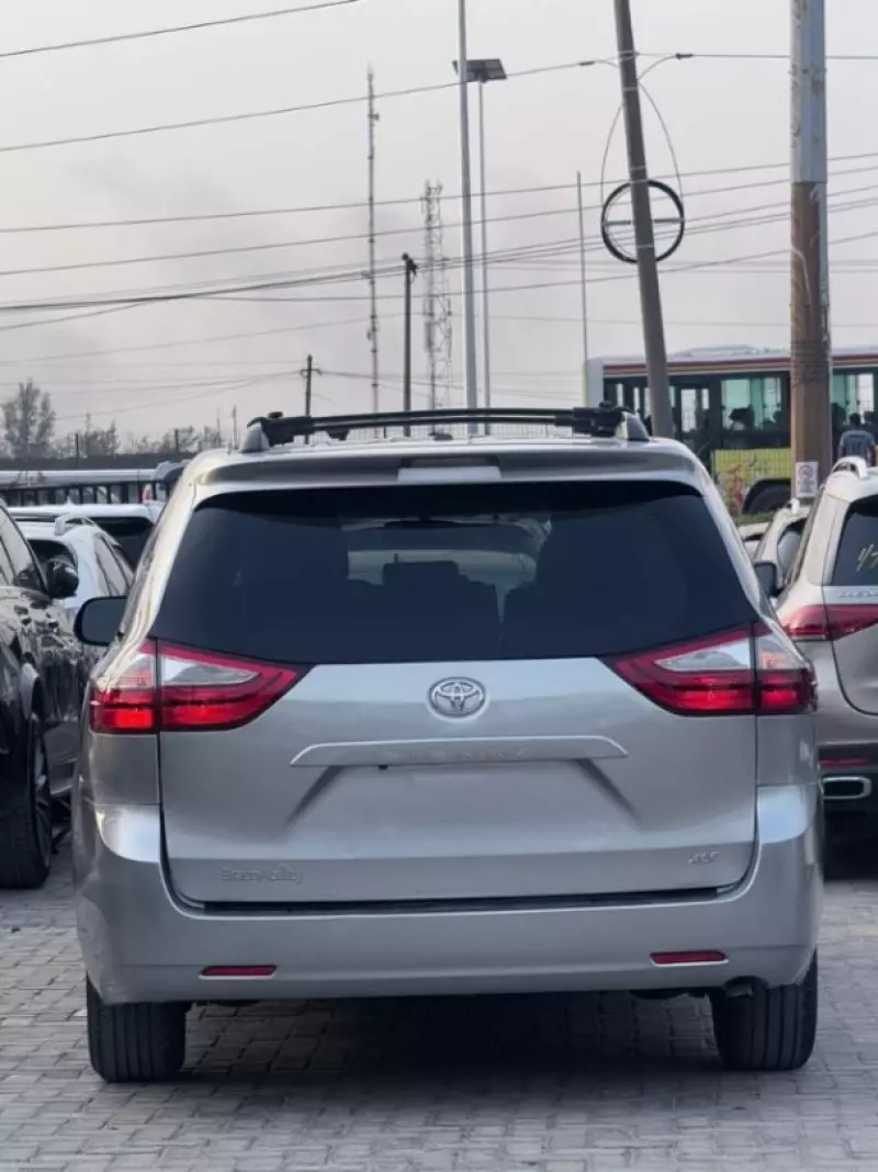 TOYOTA Sienna   - 2015