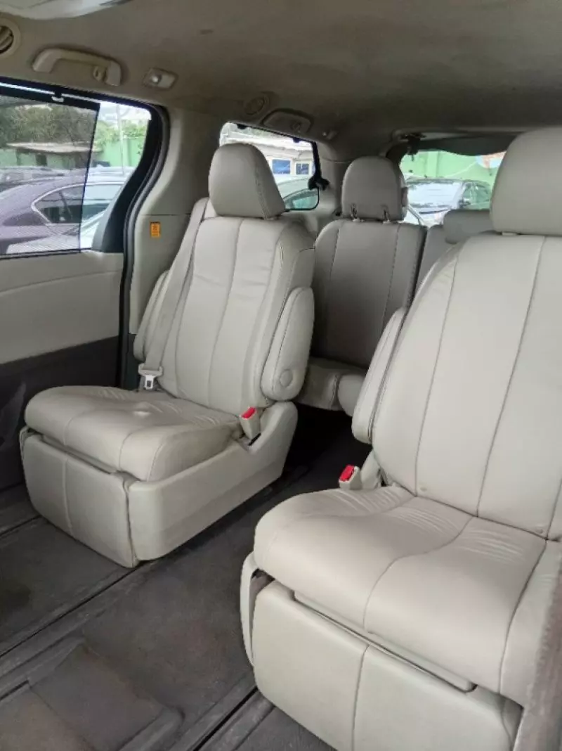 TOYOTA Sienna   - 2011