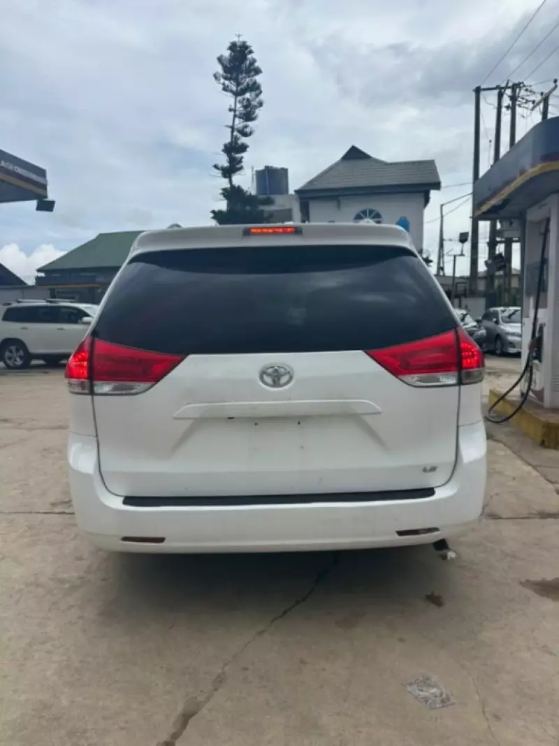 TOYOTA Sienna   - 2011