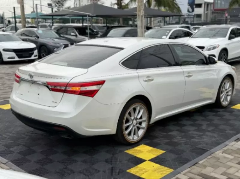 Toyota Avalon   - 2013