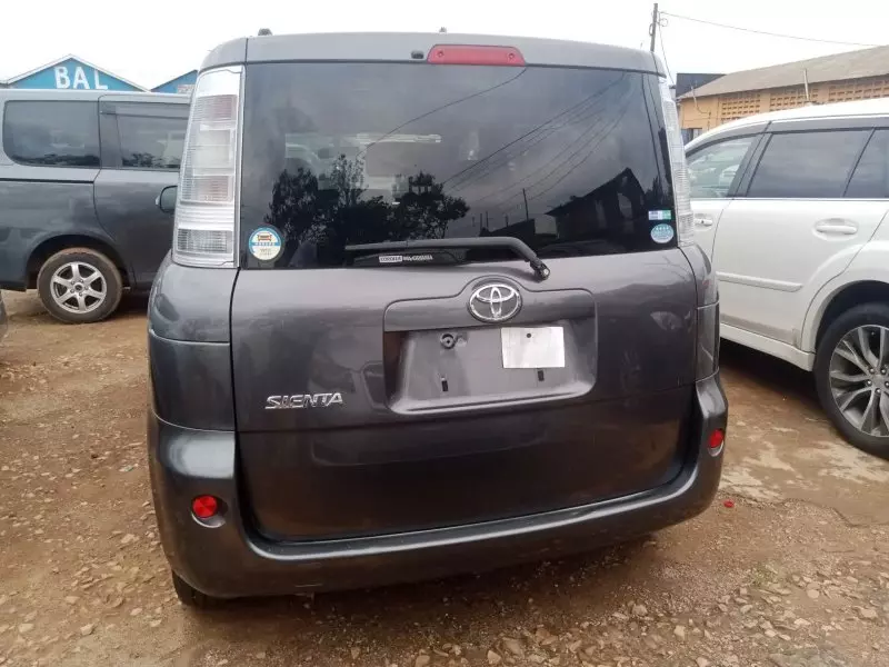 Toyota Sienta   - 2012