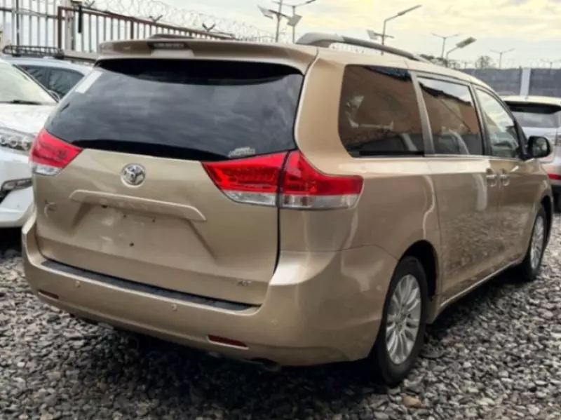 Toyota Sienna   - 2010