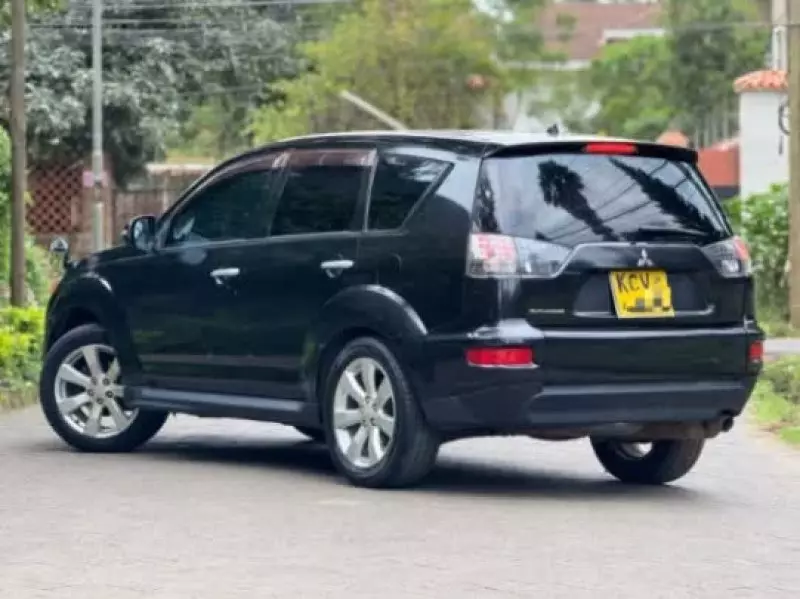Mitsubishi Outlander   - 2011