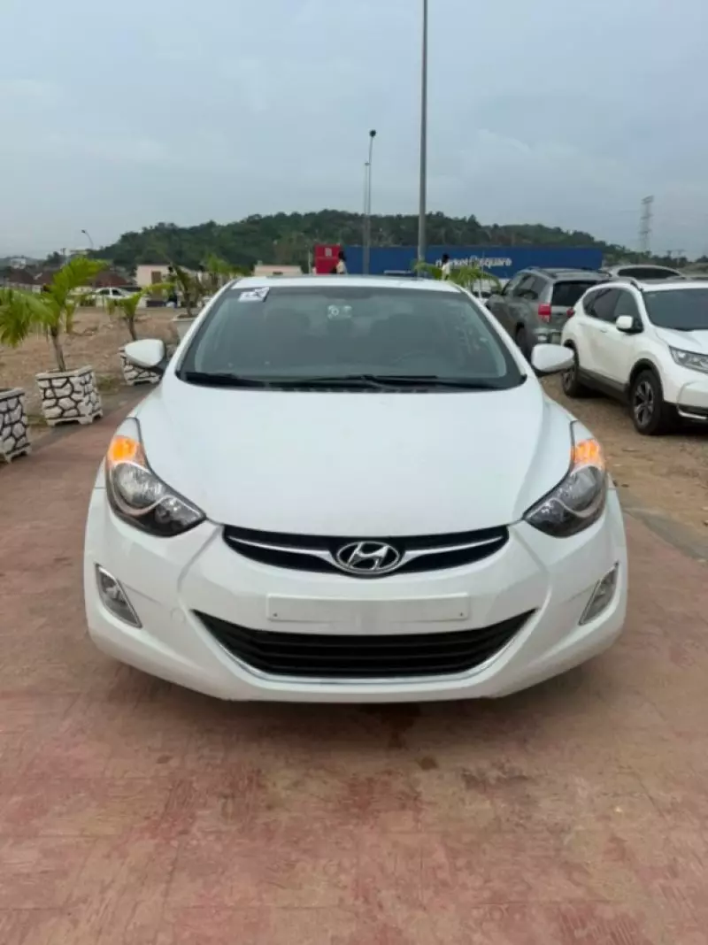 Hyundai Elantra   - 2012
