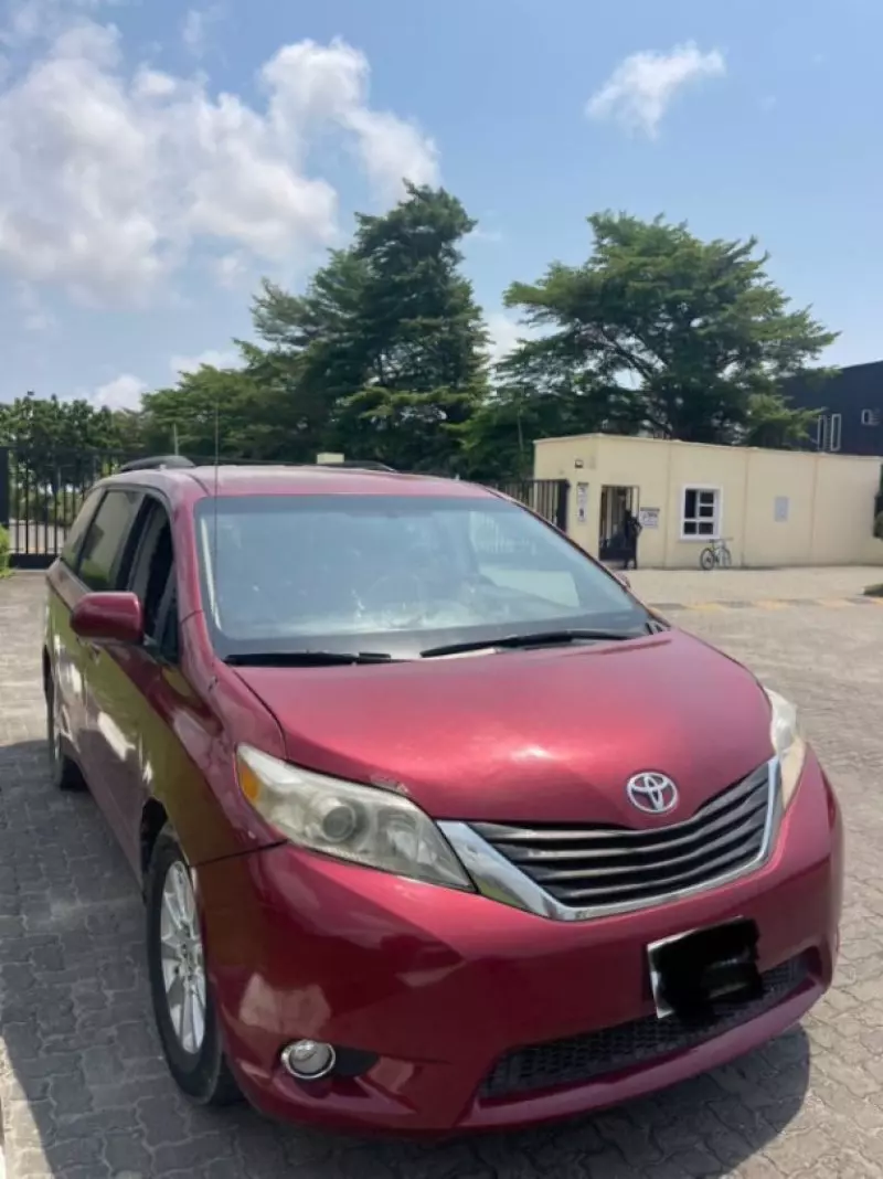 Toyota Sienna   - 2011