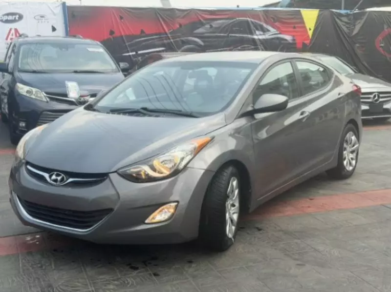 Hyundai Elantra   - 2012