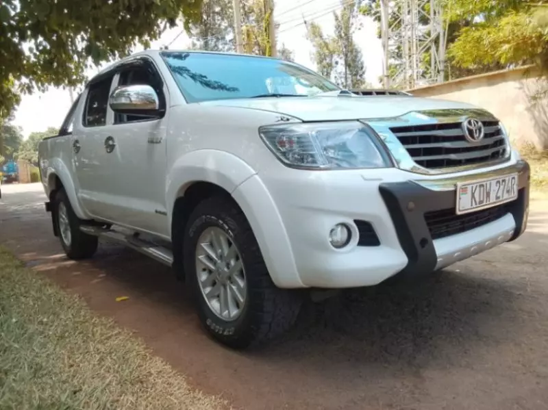 Toyota Hilux   - 2014