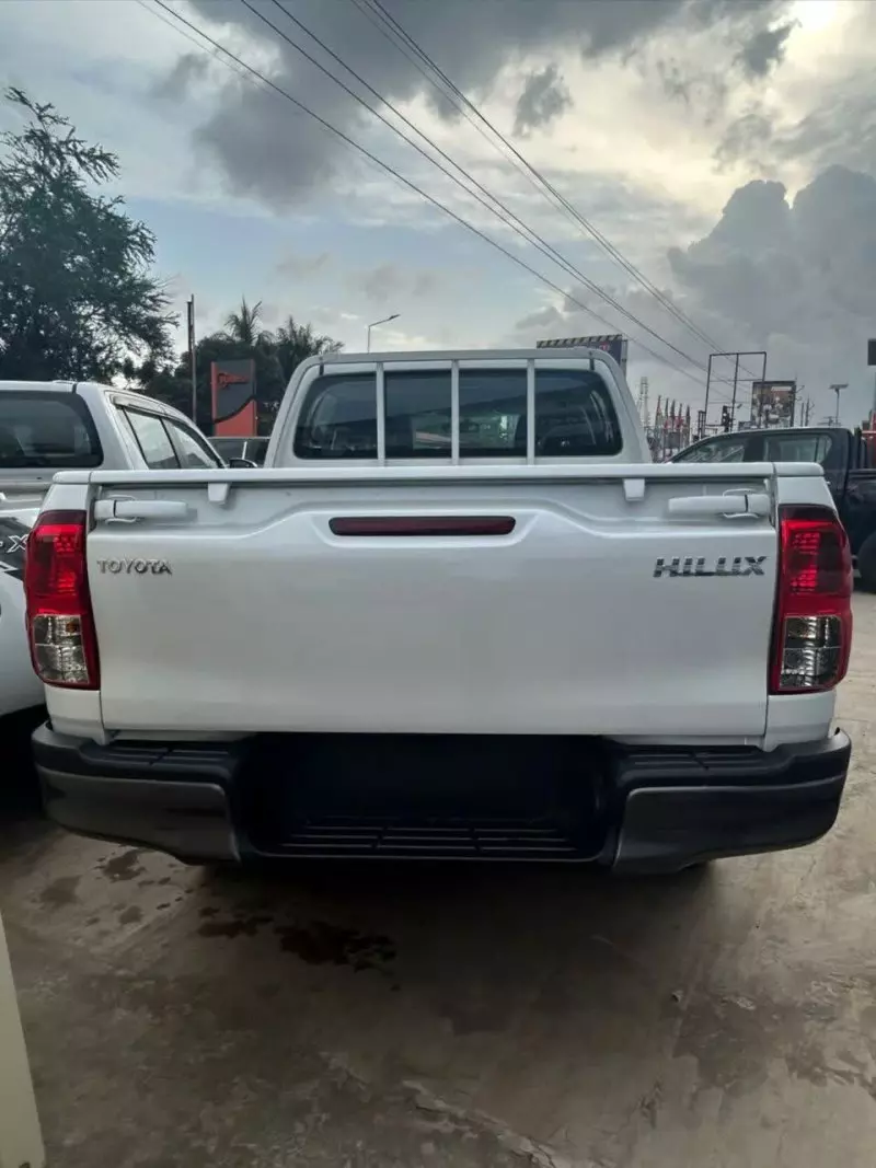 Toyota Hilux    - 2025