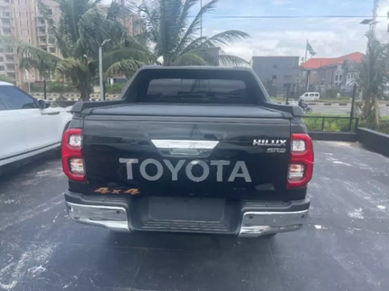 TOYOTA Hilux   - 2023