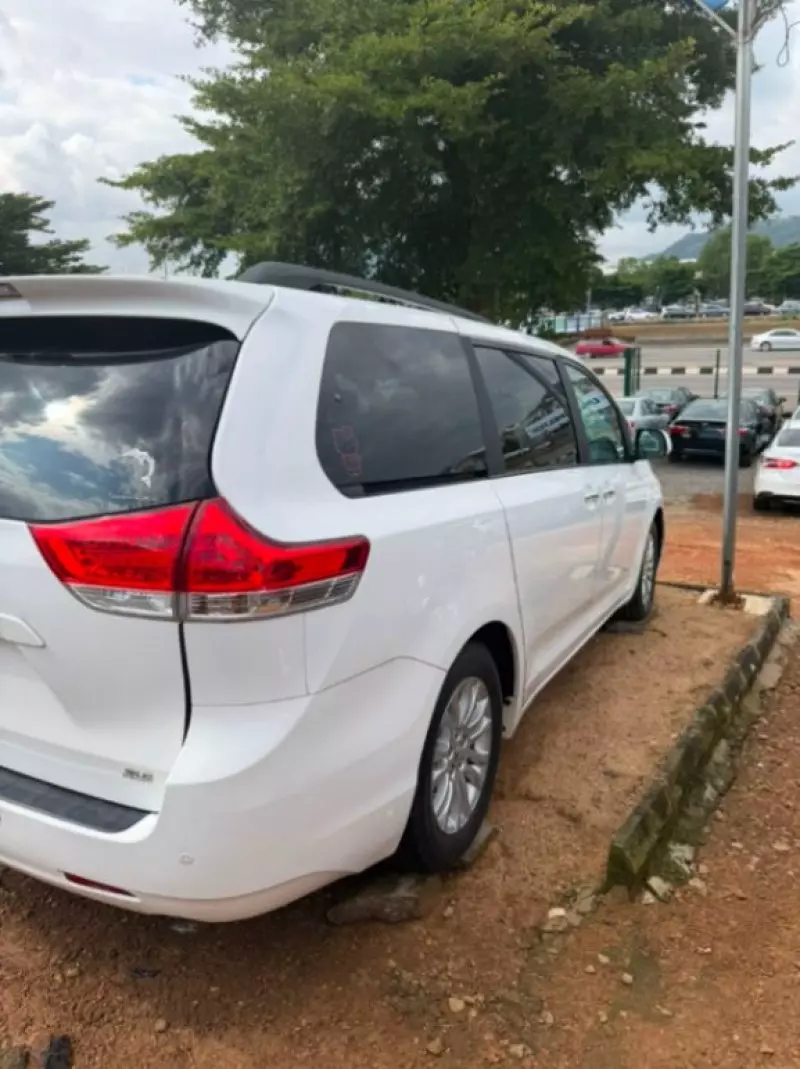 TOYOTA Sienna   - 2011