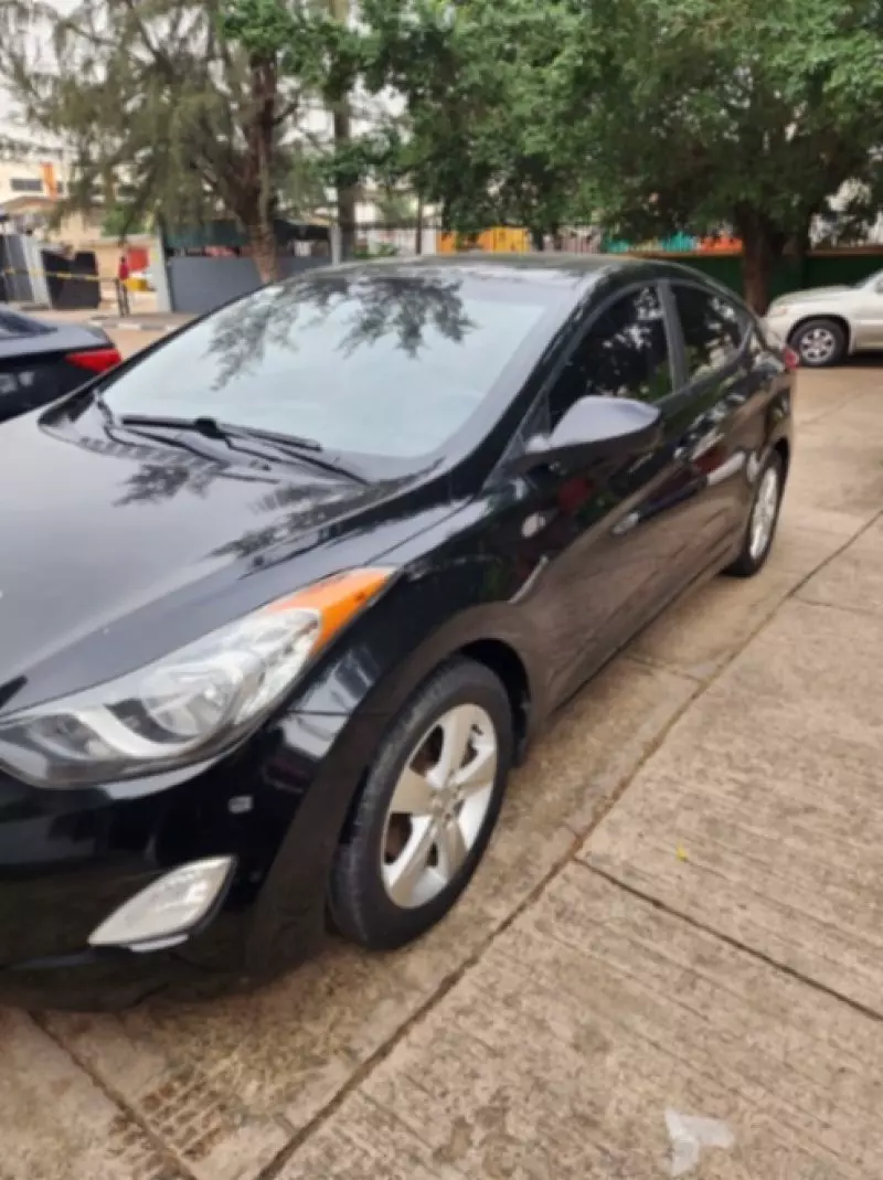 Hyundai Elantra   - 2012