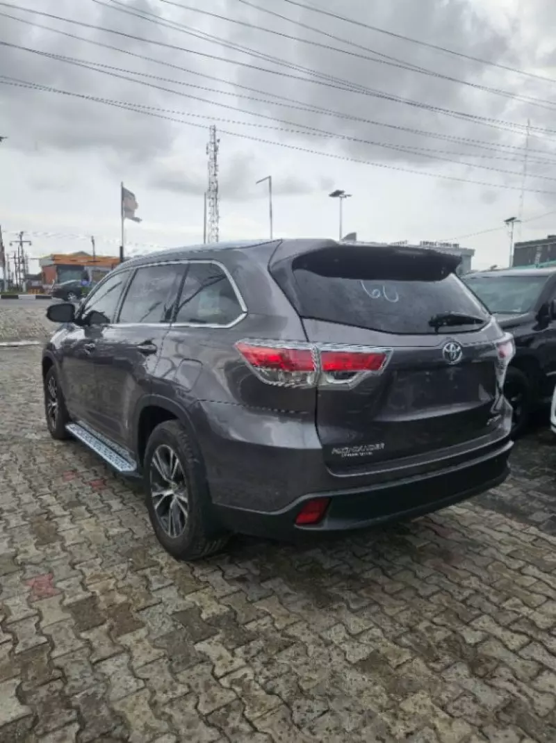 Toyota Highlander   - 2016