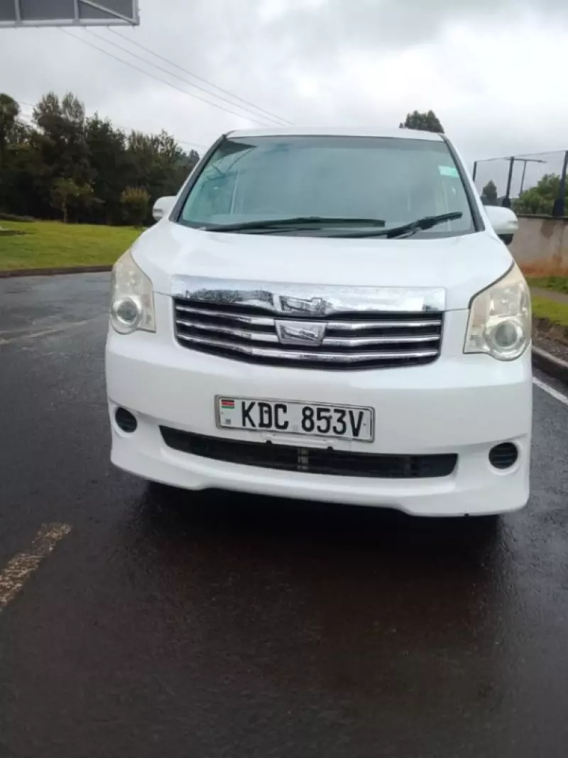 Toyota Noah   - 2013