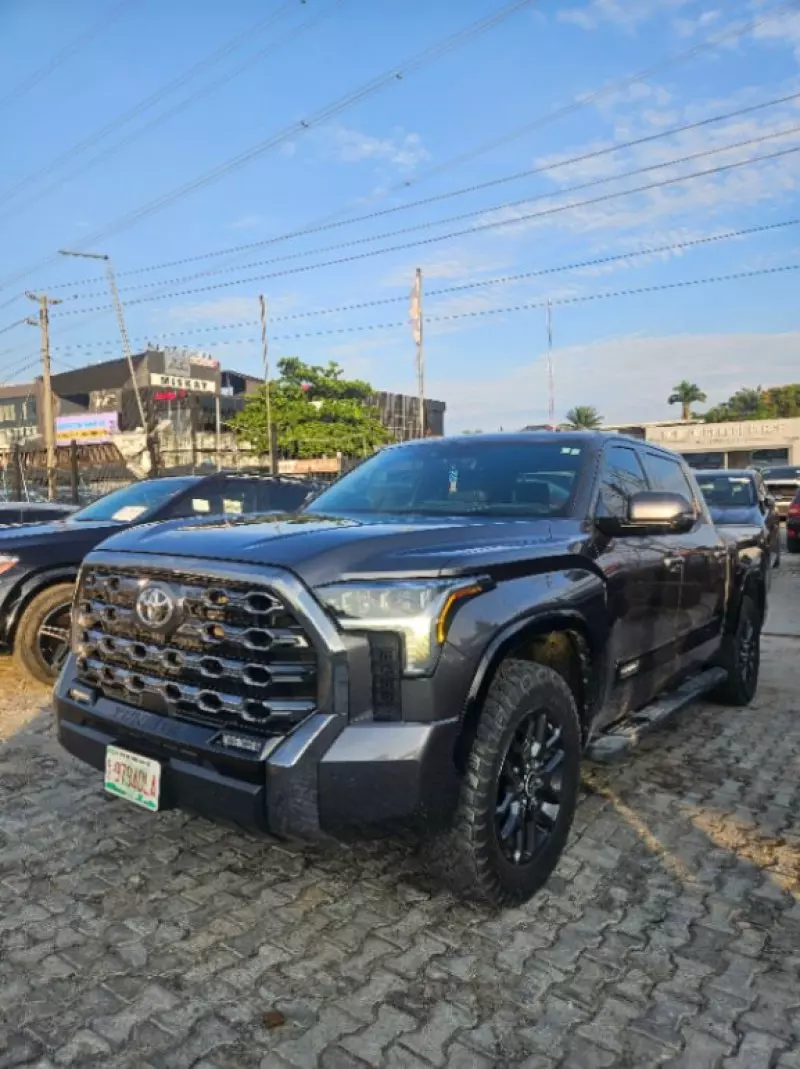 TOYOTA Tundra   - 2023