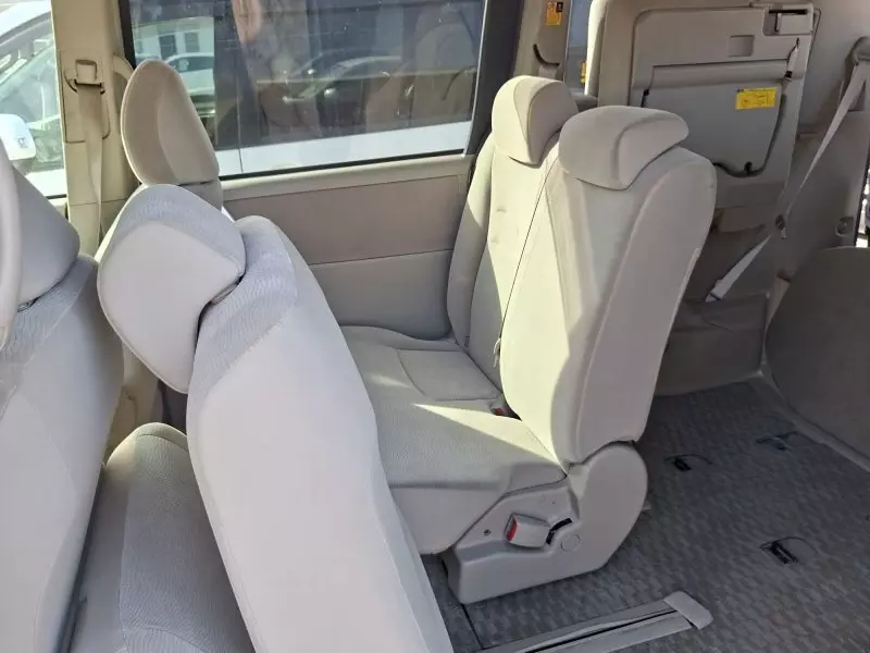 Toyota Noah   - 2013
