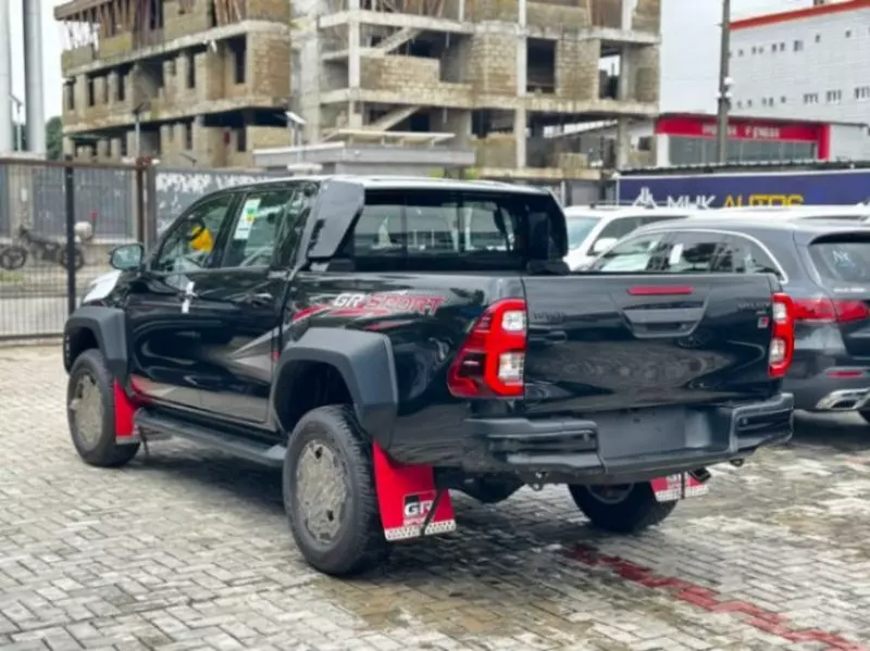 TOYOTA Hilux - 2026