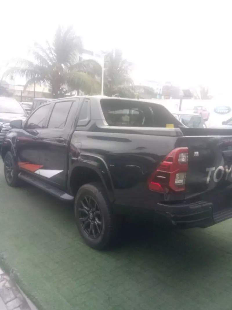 Toyota Hilux   - 2022