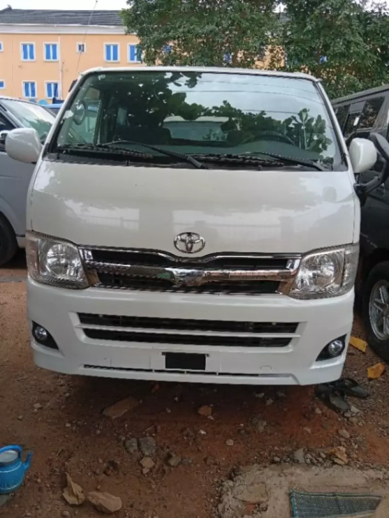 Toyota Hiace   - 2011
