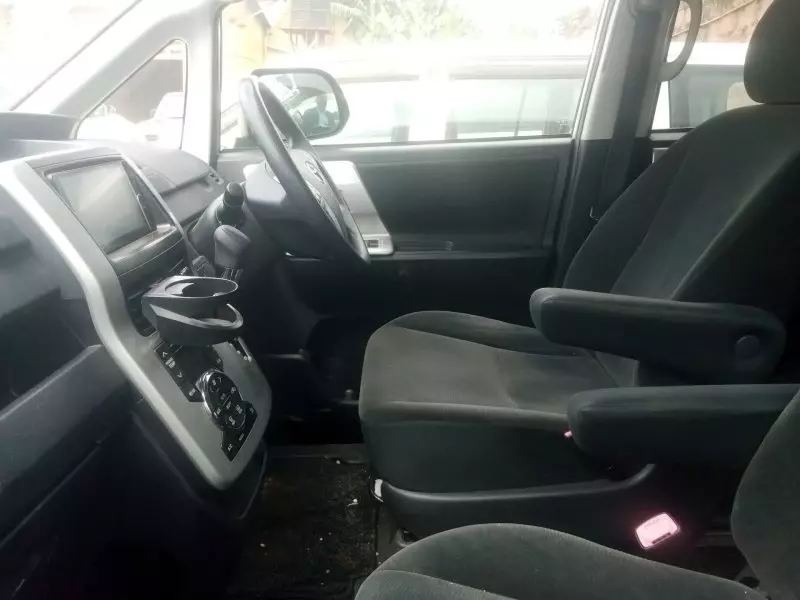 Toyota Noah   - 2012
