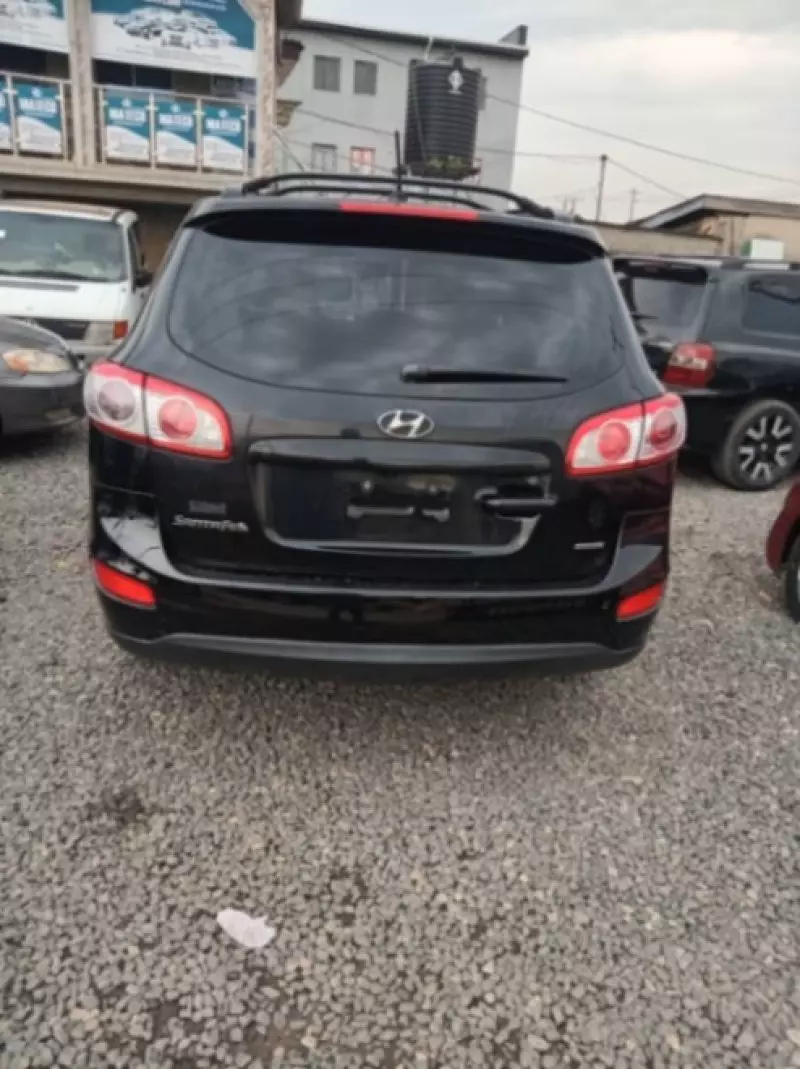 Hyundai Santa Fe   - 2012