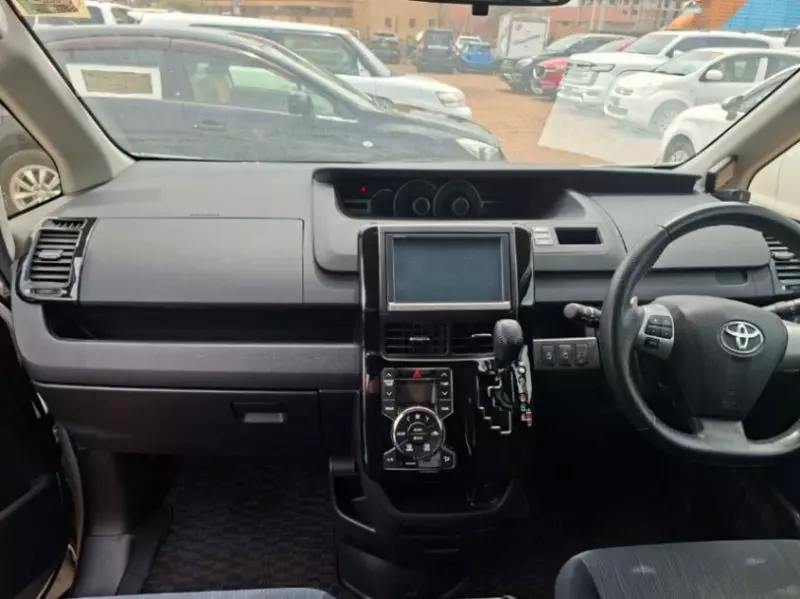 TOYOTA Noah   - 2013