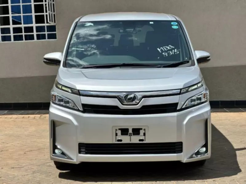 Toyota Voxy    - 2018