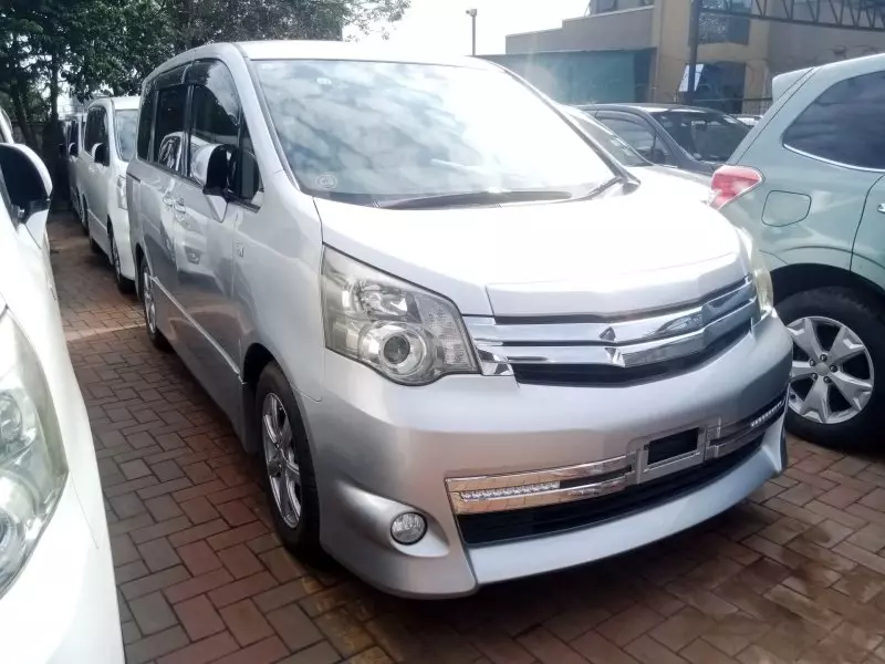 Toyota Noah   - 2012