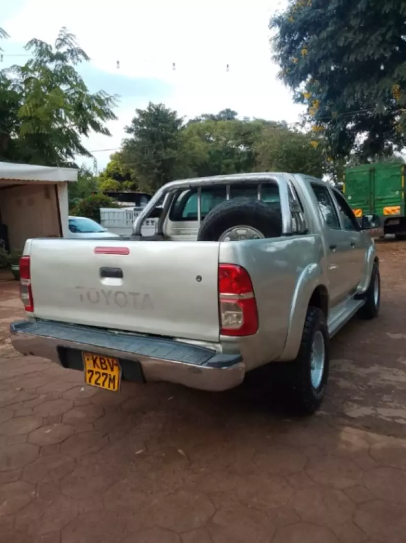 TOYOTA Hilux   - 2013