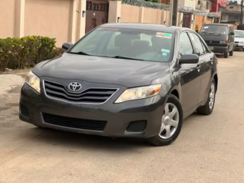 Toyota Camry   - 2010