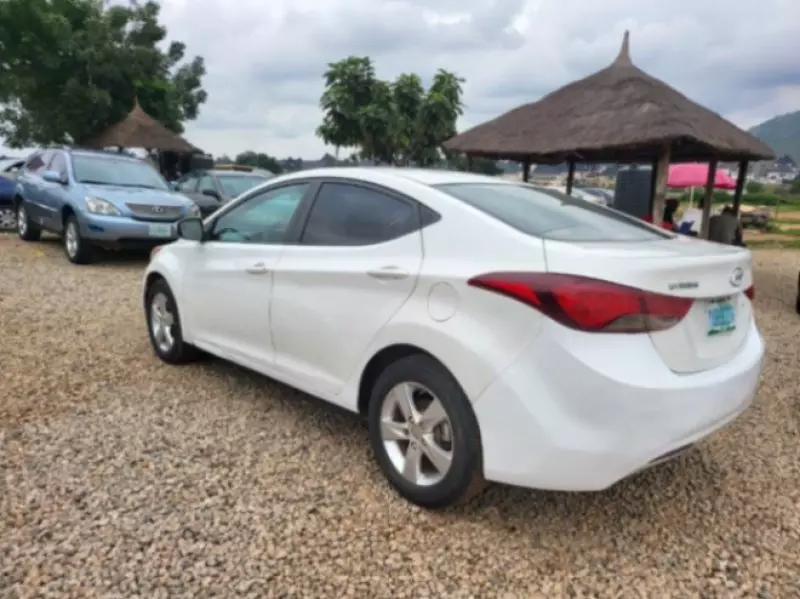 Hyundai Elantra   - 2013