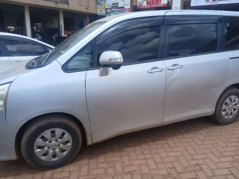 Toyota Noah   - 2010