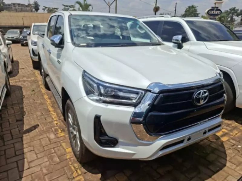 TOYOTA Hilux - 2025
