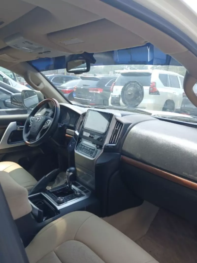 TOYOTA Land Cruiser GXR - 2011