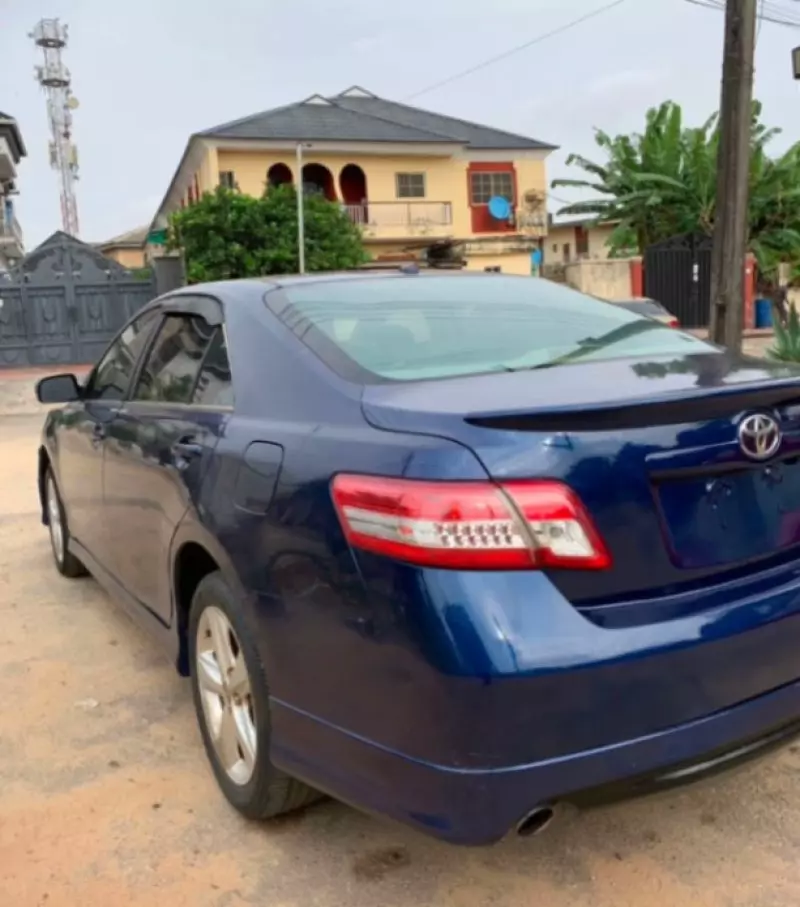 Toyota Camry   - 2011