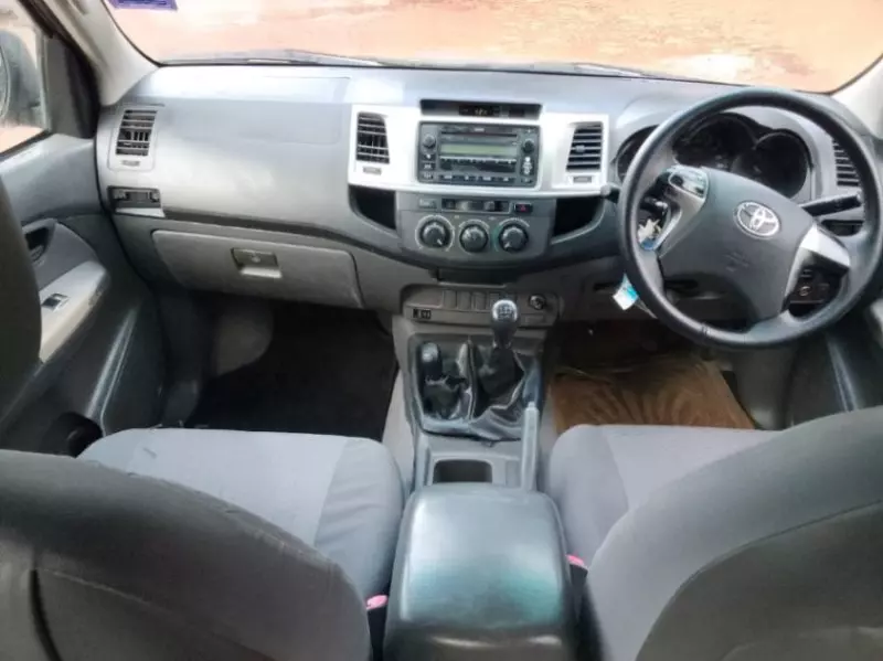 TOYOTA Hilux   - 2013