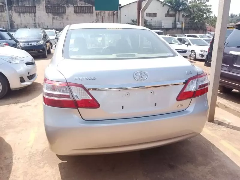 Toyota Premio    - 2012