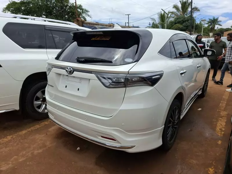 Toyota Harrier   - 2017