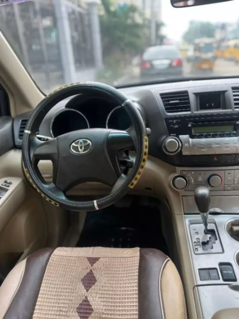 Toyota Highlander   - 2010