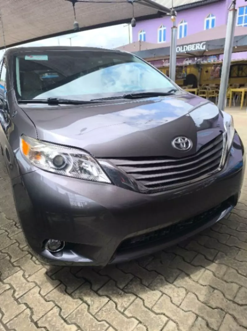 TOYOTA Sienna   - 2012
