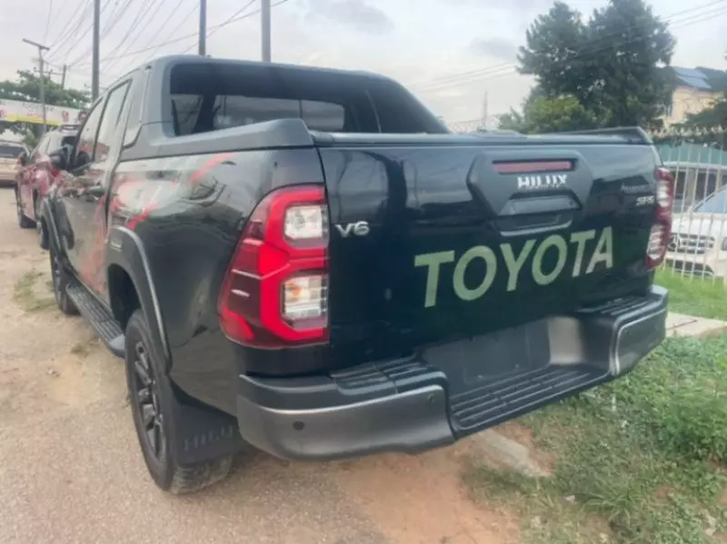 TOYOTA Hilux   - 2025