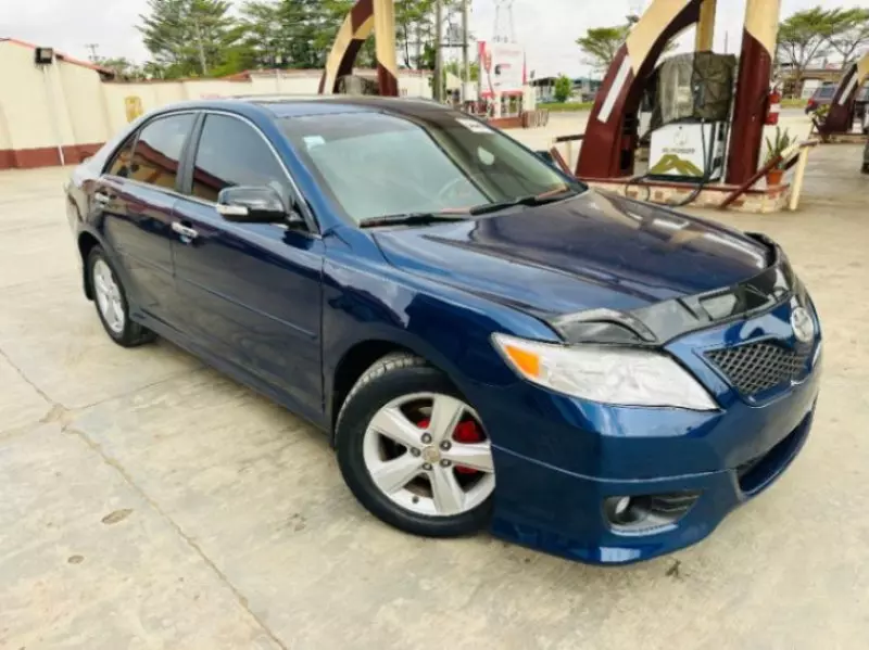 Toyota Camry   - 2010