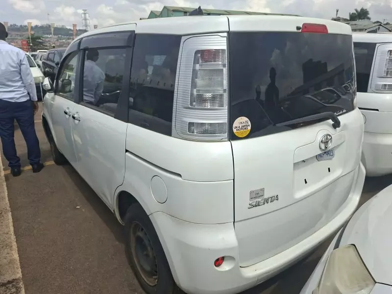 Toyota Sienta - 2012