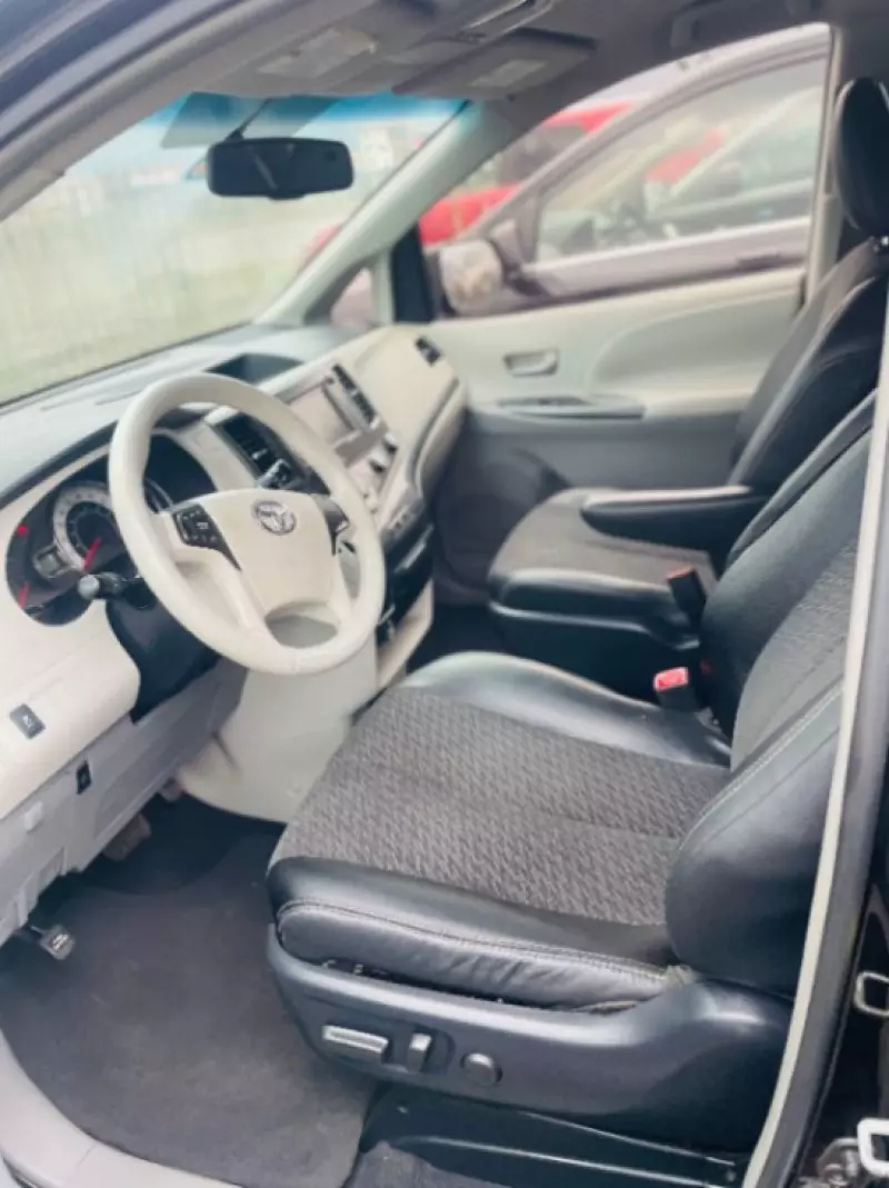 Toyota Sienna - 2011