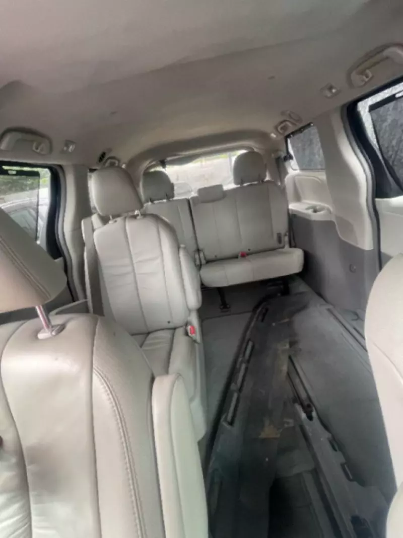 TOYOTA Sienna   - 2011
