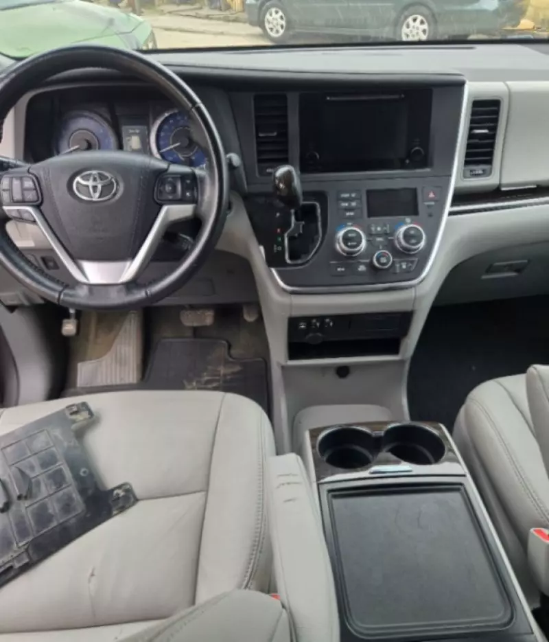 TOYOTA Sienna   - 2015