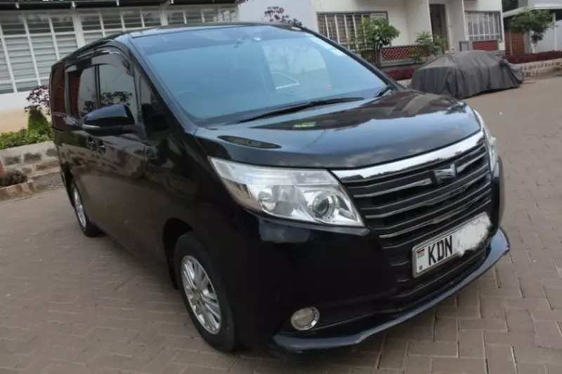 Toyota Noah   - 2016
