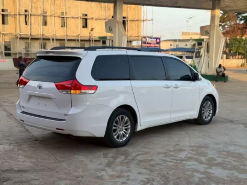 TOYOTA Sienna   - 2013
