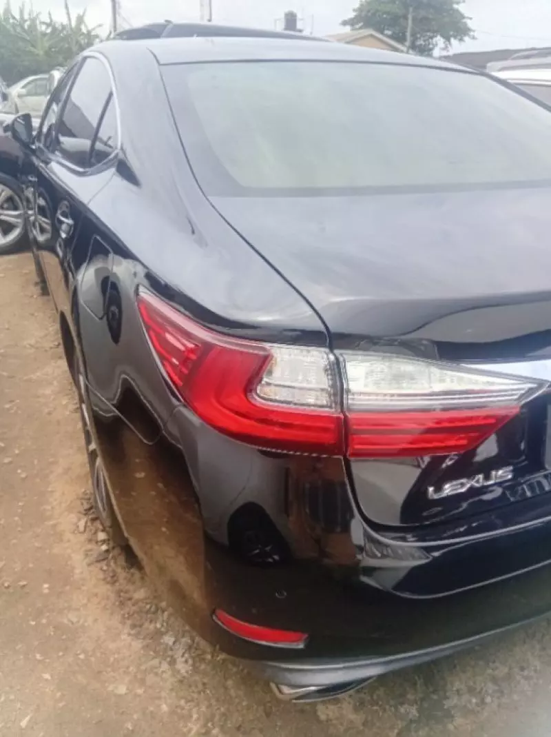 Lexus ES   - 2016